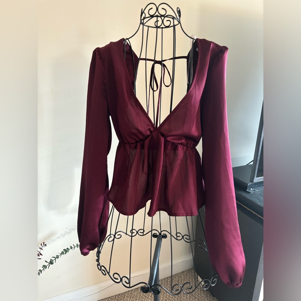 Lelis lightweight V neck long sleeve top size 8